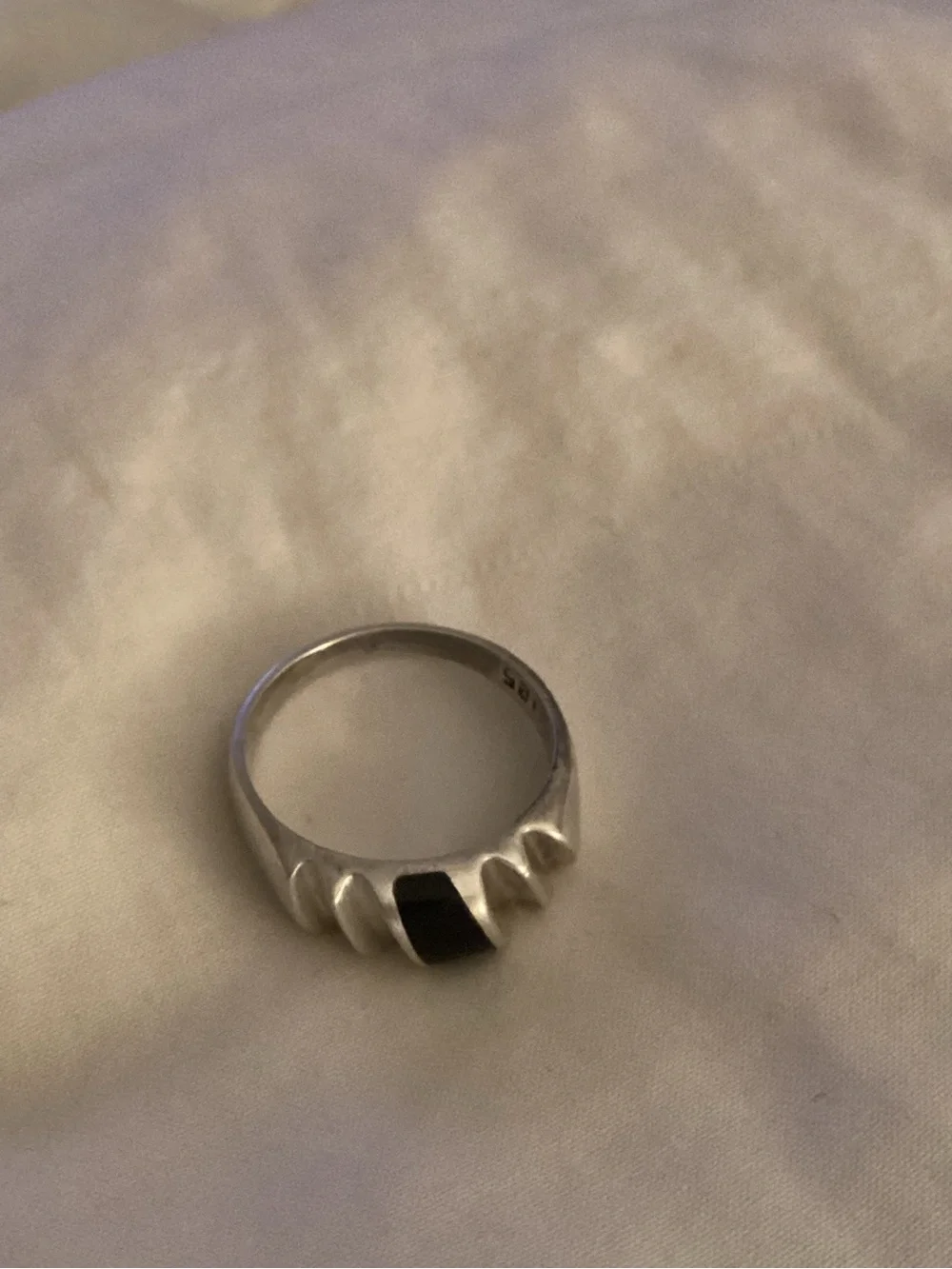 VTG silver Ring inlayed Onyx and Twisted Silver Detailed Authentic Stone